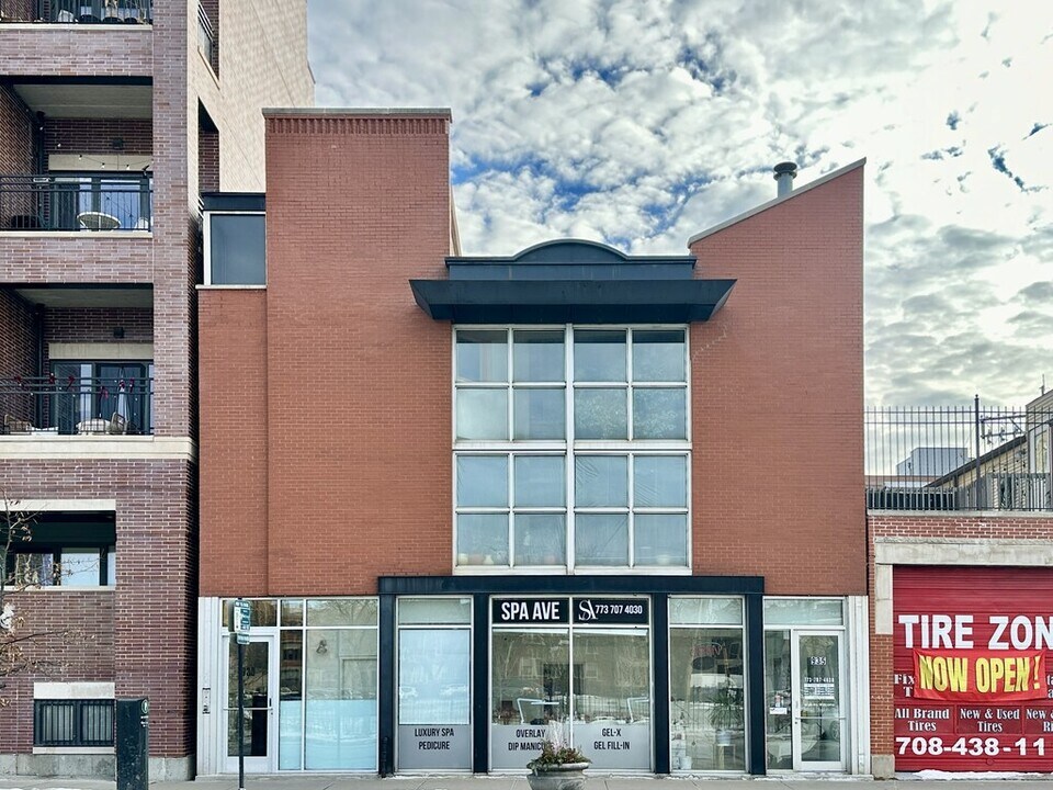 933 W Irving Park Rd, Unit C in Chicago, IL - Building Photo