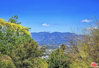 3690 Crownridge Dr in Los Angeles, CA - Building Photo - Building Photo