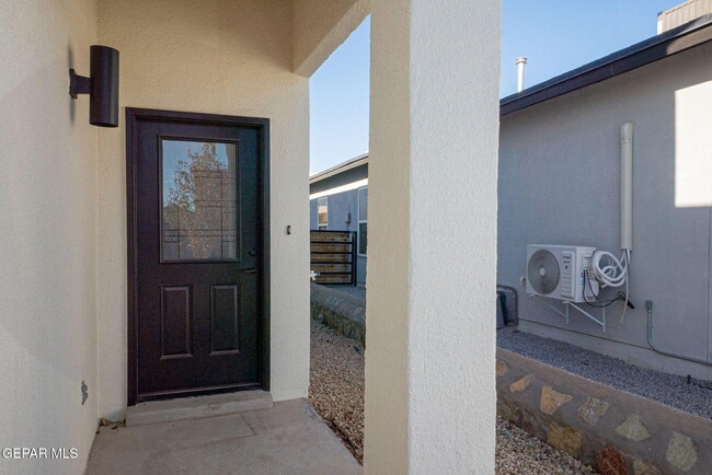 807 HC Gilbert Minjares Dr in Socorro, TX - Foto de edificio - Building Photo