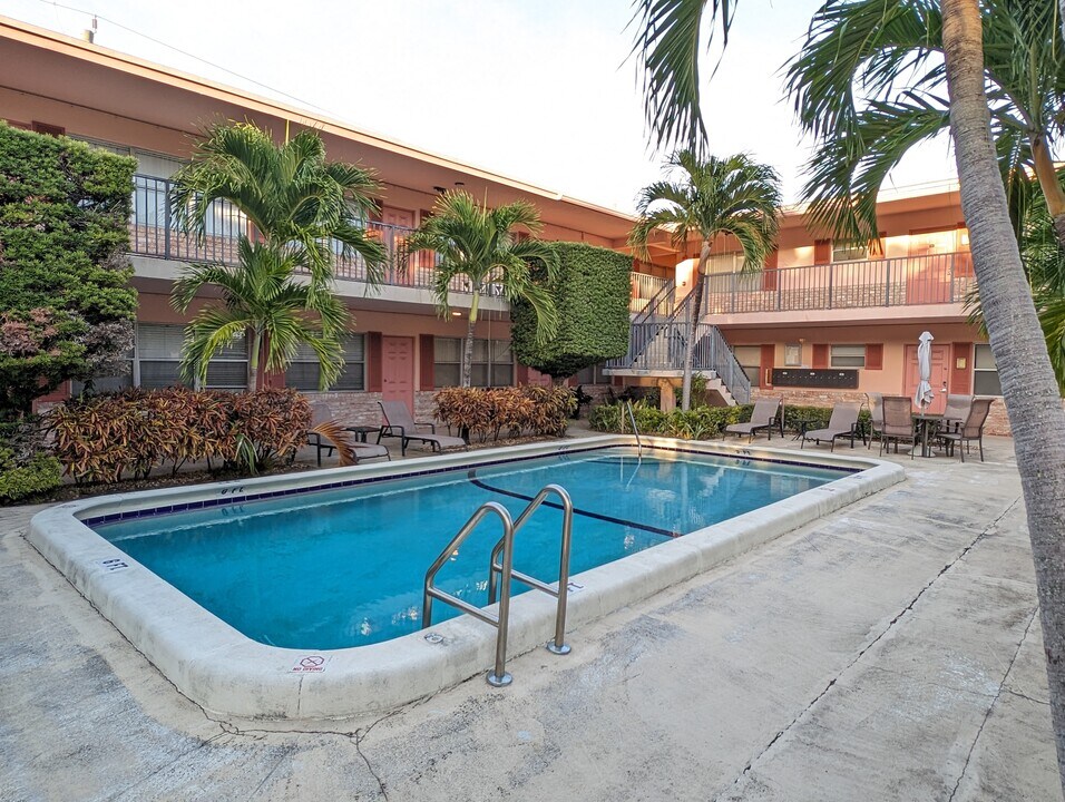 2451 NE 49th St, Unit 104 in Fort Lauderdale, FL - Building Photo
