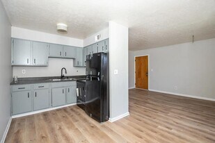 7417 Garrison Rd in Louisville, KY - Building Photo