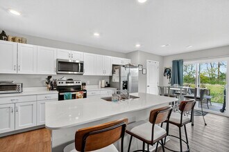 2541 SE Hawkins Dr in West Des Moines, IA - Foto de edificio - Building Photo