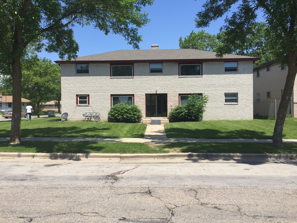 7932 W Bender Ave in Milwaukee, WI - Building Photo