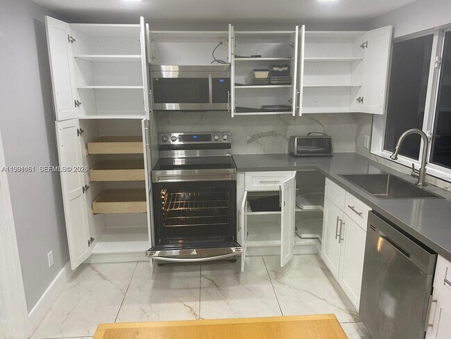 2242 Polk St in Hollywood, FL - Building Photo - Building Photo