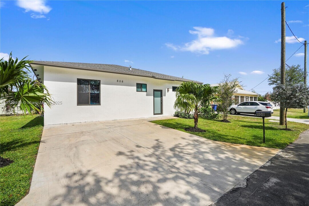 808 NW 5th Terrace in Hallandale Beach, FL - Foto de edificio