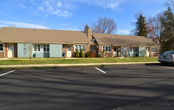 Maple Village in Unionville, CT - Foto de edificio - Building Photo