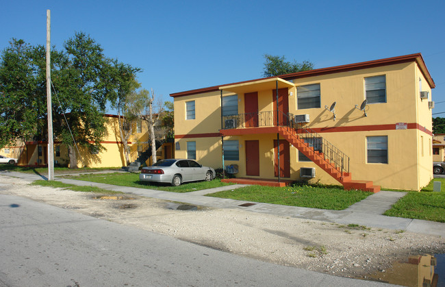 725-745 NW 100th St in Miami, FL - Building Photo - Building Photo