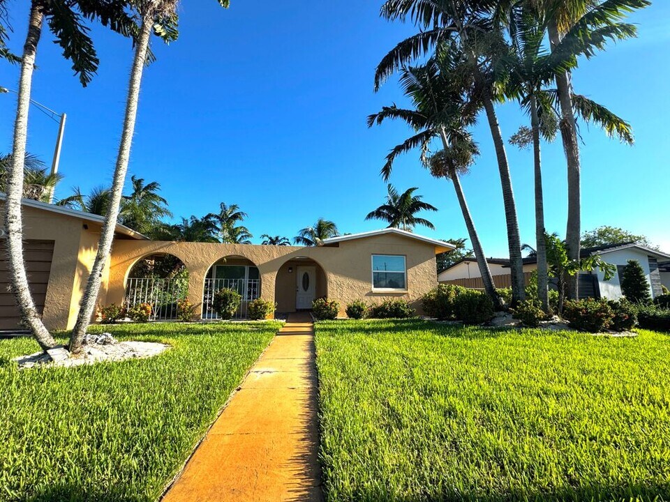 8900 NW 23rd St in Pembroke Pines, FL - Foto de edificio