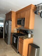 15169 Magnolia Blvd, Unit Unit B in Sherman Oaks, CA - Building Photo - Building Photo