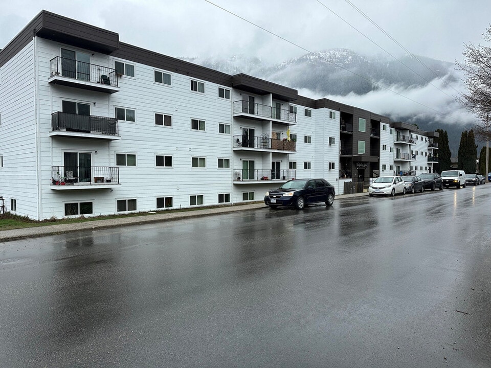 Nelson Lakeview Apartments in Nelson, BC - Building Photo