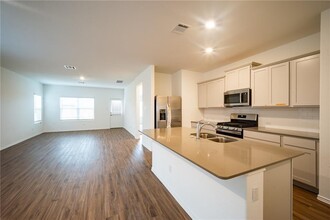 220 Longbridge Dr in Hutto, TX - Building Photo - Building Photo