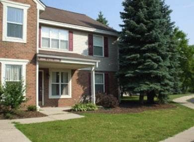 1629 Emerson Cir, Unit 95 in Rochester Hills, MI - Foto de edificio