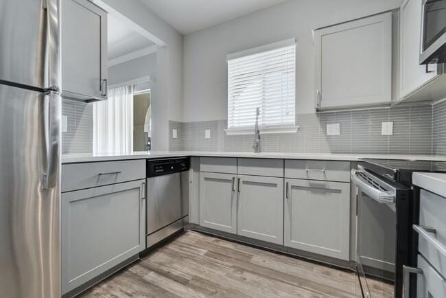 4226 SE Military Dr in San Antonio, TX - Foto de edificio - Building Photo