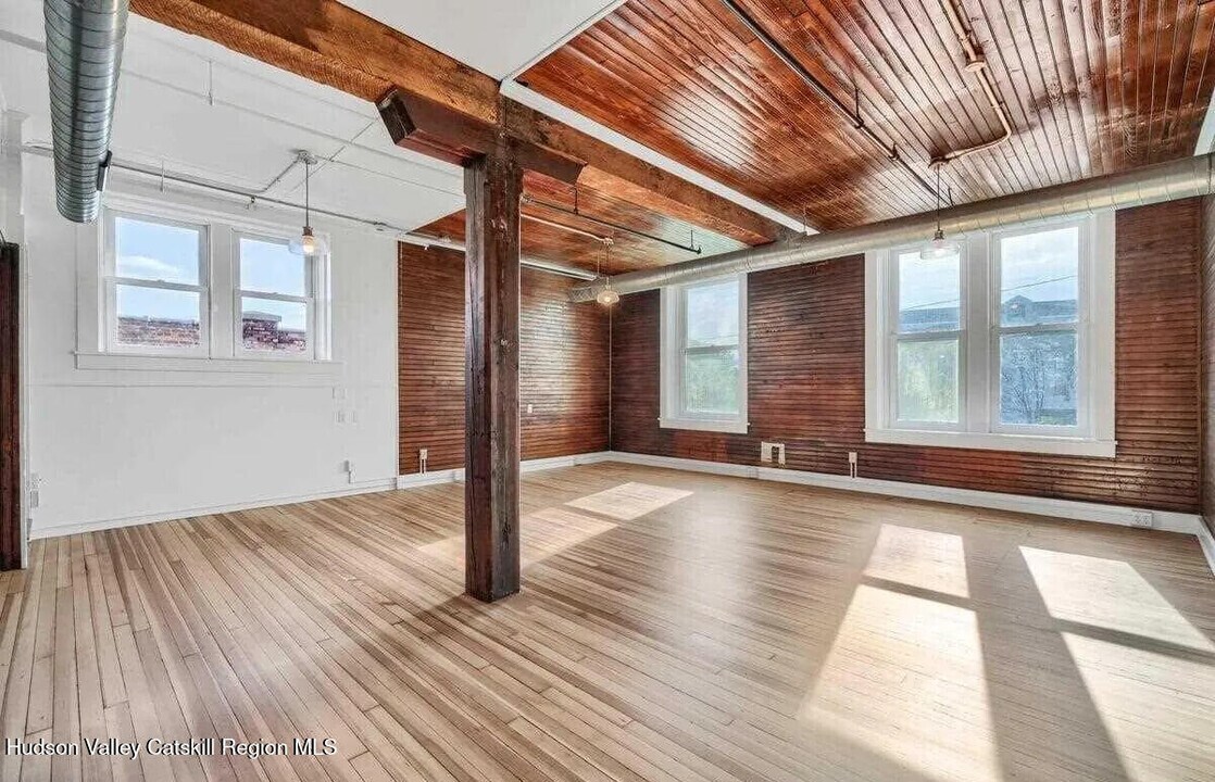 15 Railroad Ave in Kingston, NY - Building Photo
