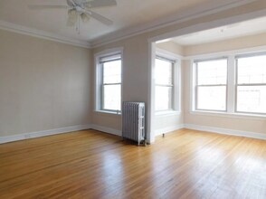 553 Elmwood Ave, Unit 52-2 in Evanston, IL - Foto de edificio - Building Photo