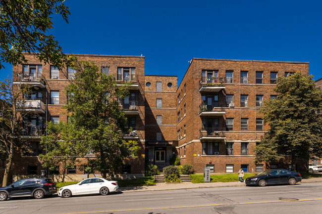 Queen Mary Apartments in Montréal, QC - Building Photo - Building Photo