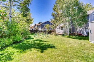 1152 Aberdeen Dr in Broomfield, CO - Foto de edificio - Building Photo