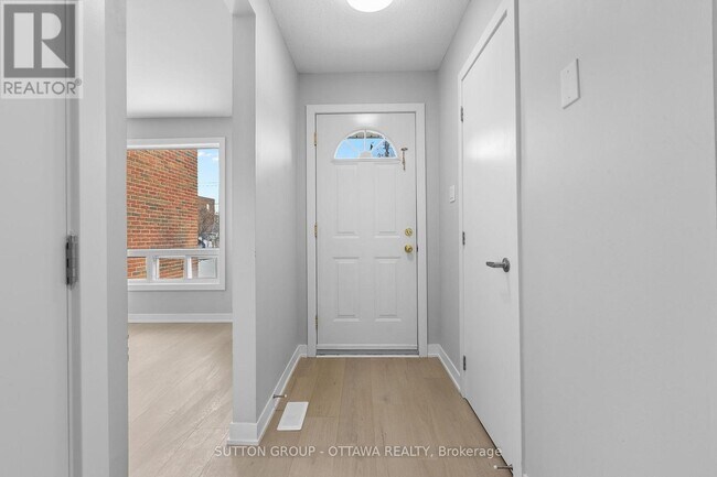 2939 Fairlea Cres in Ottawa, ON - Building Photo - Building Photo