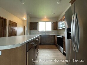 BRAND NEW 4 BED 3 BATH TWIN HOME in Sioux Falls, SD - Foto de edificio - Building Photo