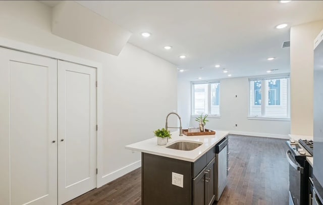 1328 Nectarine St in Philadelphia, PA - Foto de edificio - Building Photo