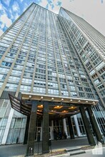 655 Irving Park Rd in Chicago, IL - Foto de edificio - Building Photo