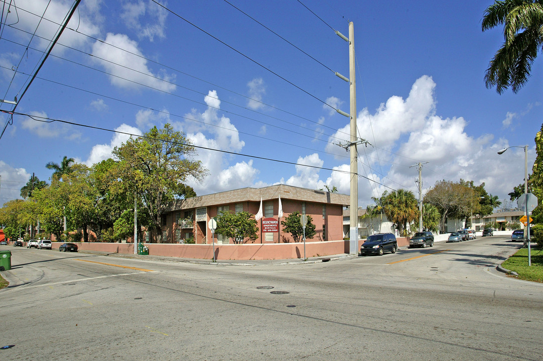 Regency Manor in Miami, FL - Building Photo