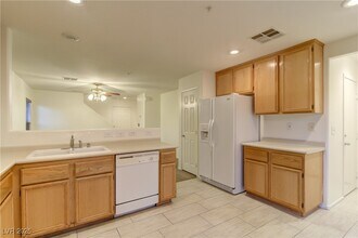 1071 Paradise Coach Dr in Henderson, NV - Building Photo - Building Photo