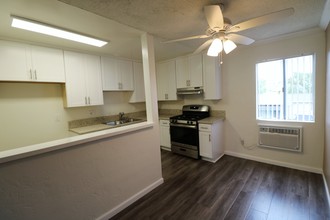 Villa Vista Apartments in Stanton, CA - Foto de edificio - Building Photo
