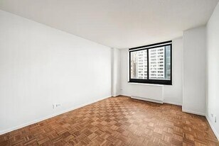 200 Rector Pl in New York, NY - Building Photo