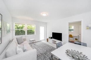 6210 SW 59th Pl in South Miami, FL - Building Photo