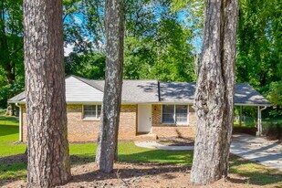 1009 Forest Valley Dr SE in Atlanta, GA - Building Photo
