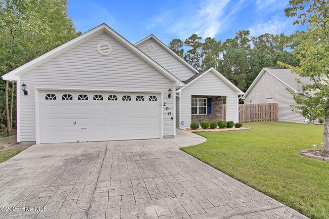 2009 W T Whitehead Dr in Jacksonville, NC - Foto de edificio - Building Photo
