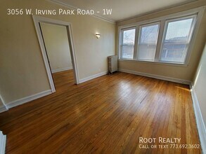 3056 W Irving Park Rd, Unit 1W in Chicago, IL - Building Photo - Building Photo