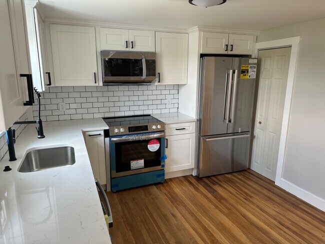 180 Pleasant St in Stoughton, MA - Building Photo - Building Photo