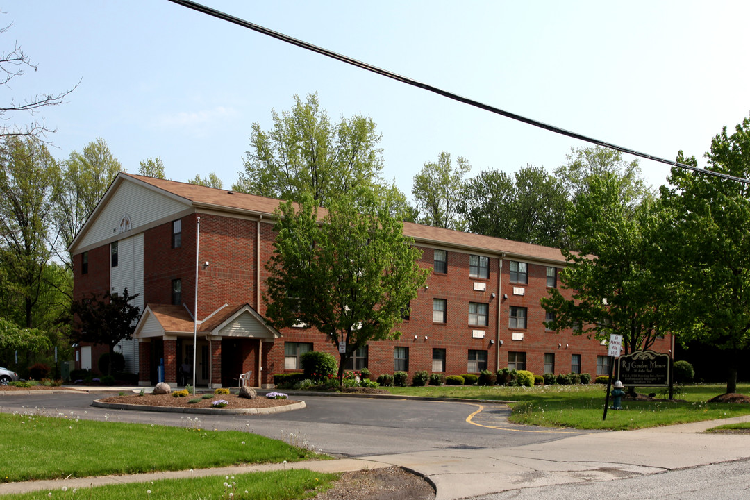 R J Gordon Manor Apartments in Elyria, OH - Building Photo