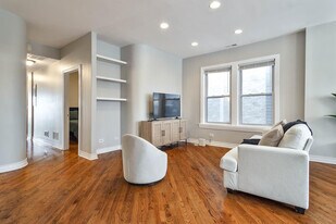 2214 W Barry Ave in Chicago, IL - Building Photo