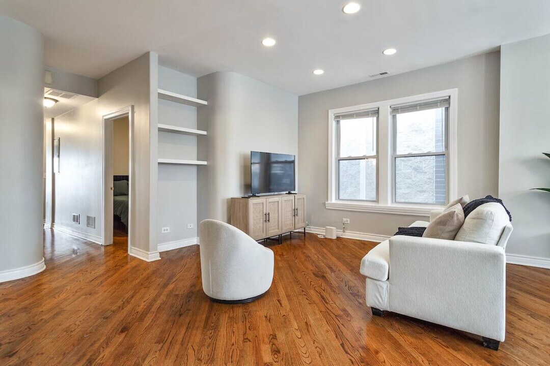 2214 W Barry Ave in Chicago, IL - Building Photo