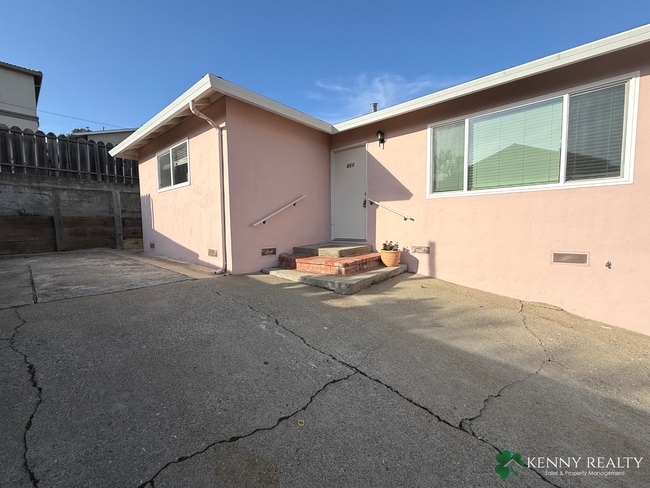 811 Olive Ave in South San Francisco, CA - Building Photo - Building Photo