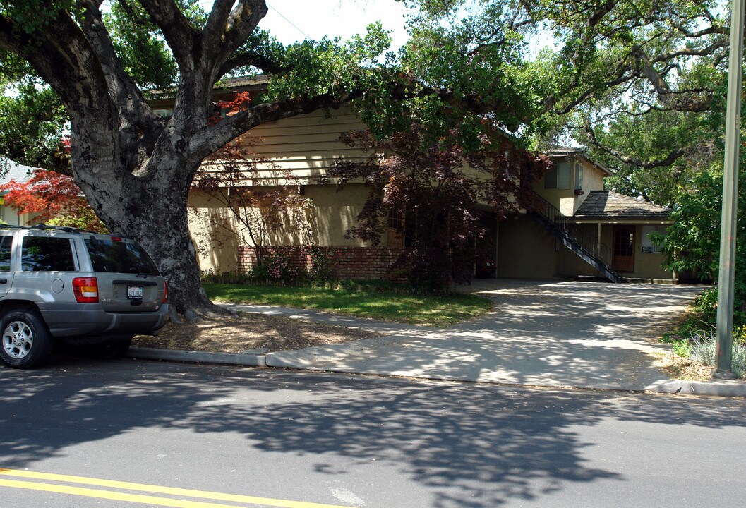 131 Carlton Ave in Los Gatos, CA - Foto de edificio