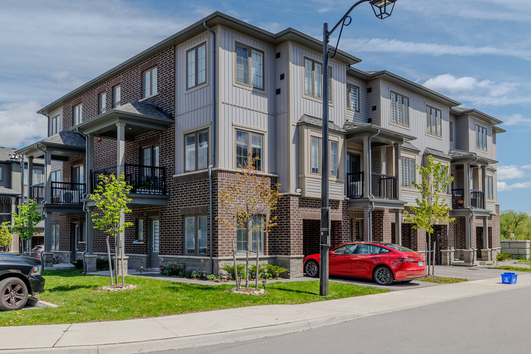 124 Compass Trl in Cambridge, ON - Building Photo