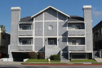Vanowen Manor in Van Nuys, CA - Foto de edificio - Building Photo
