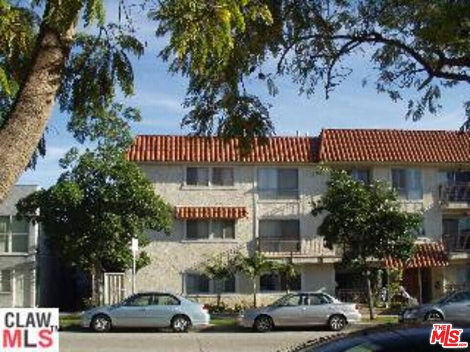 11656 Montana Ave in Los Angeles, CA - Building Photo