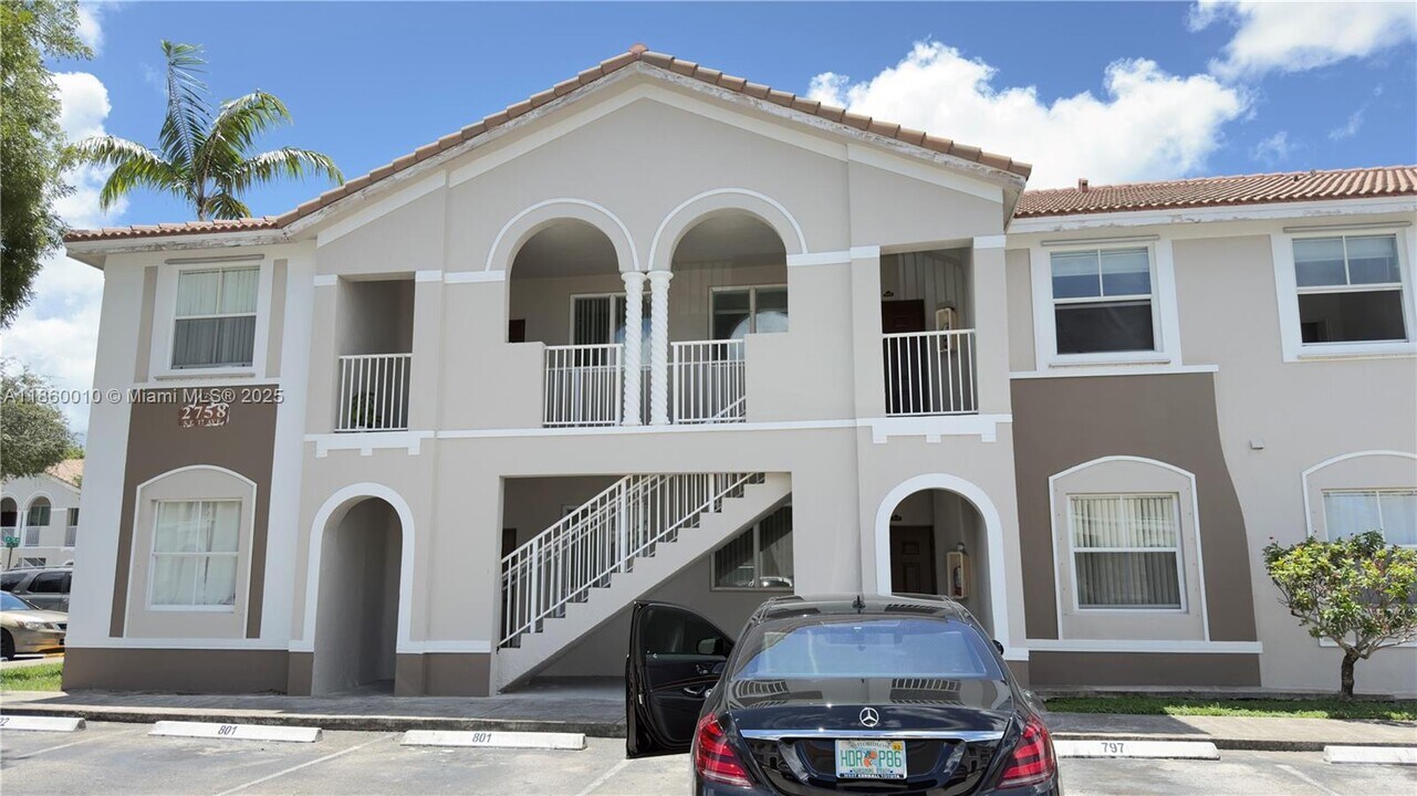 2758 SE 17th Ave in Homestead, FL - Foto de edificio