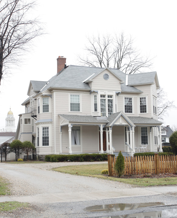 105 E Housatonic St in Pittsfield, MA - Building Photo