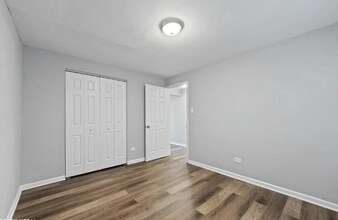 7617 S Colfax Ave, Unit 102 in Chicago, IL - Foto de edificio - Building Photo