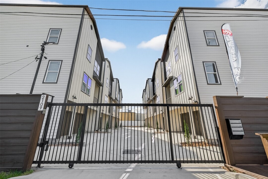 2109 Marnel Rd in Houston, TX - Building Photo