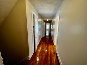 19 Banks St, Unit 2 in Somerville, MA - Building Photo - Building Photo