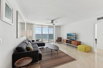 3580 S Ocean Blvd in South Palm Beach, FL - Foto de edificio - Building Photo