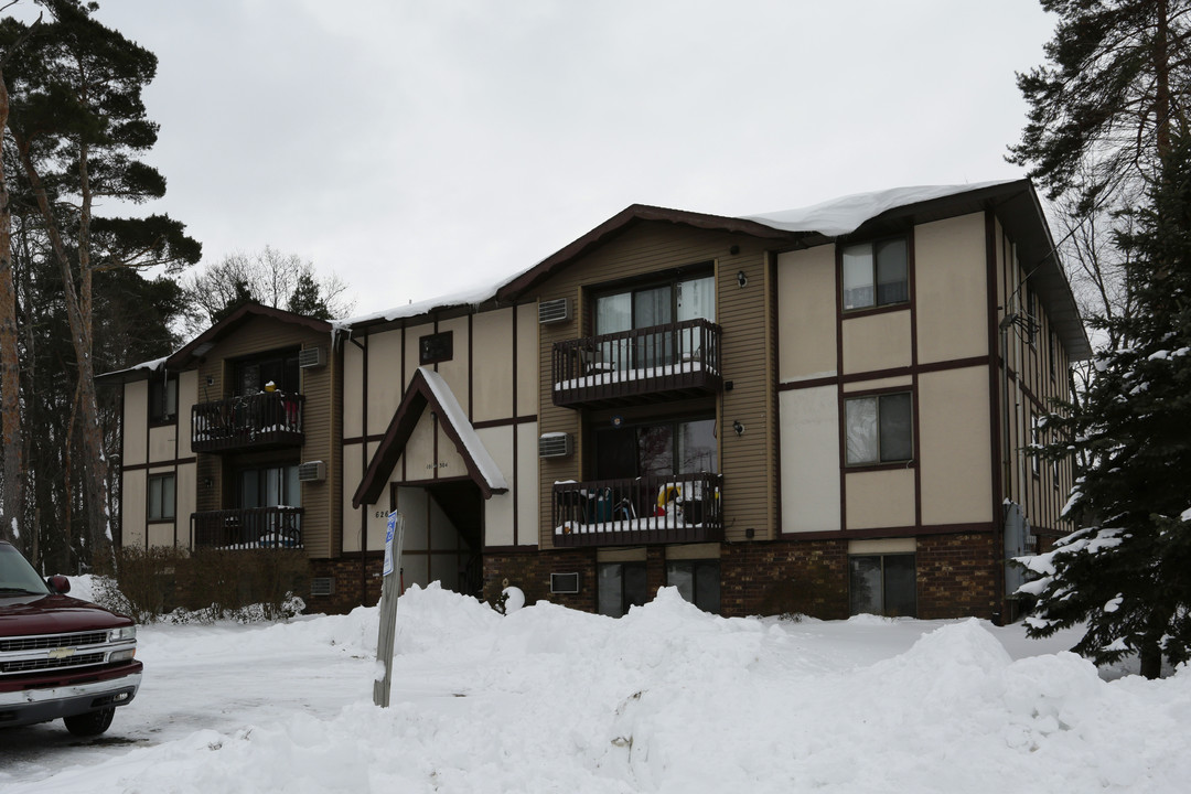 Pinewood Apartments in Holland, MI - Building Photo