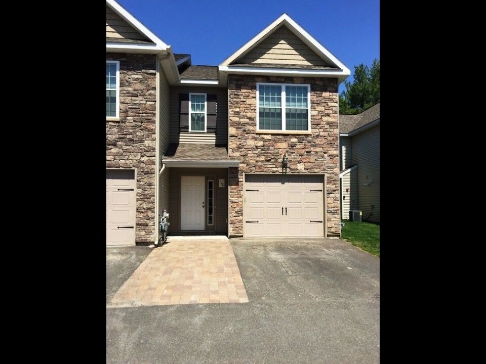 The Ridgeview Townhomes & The Crossings in Wilton, NY - Foto de edificio